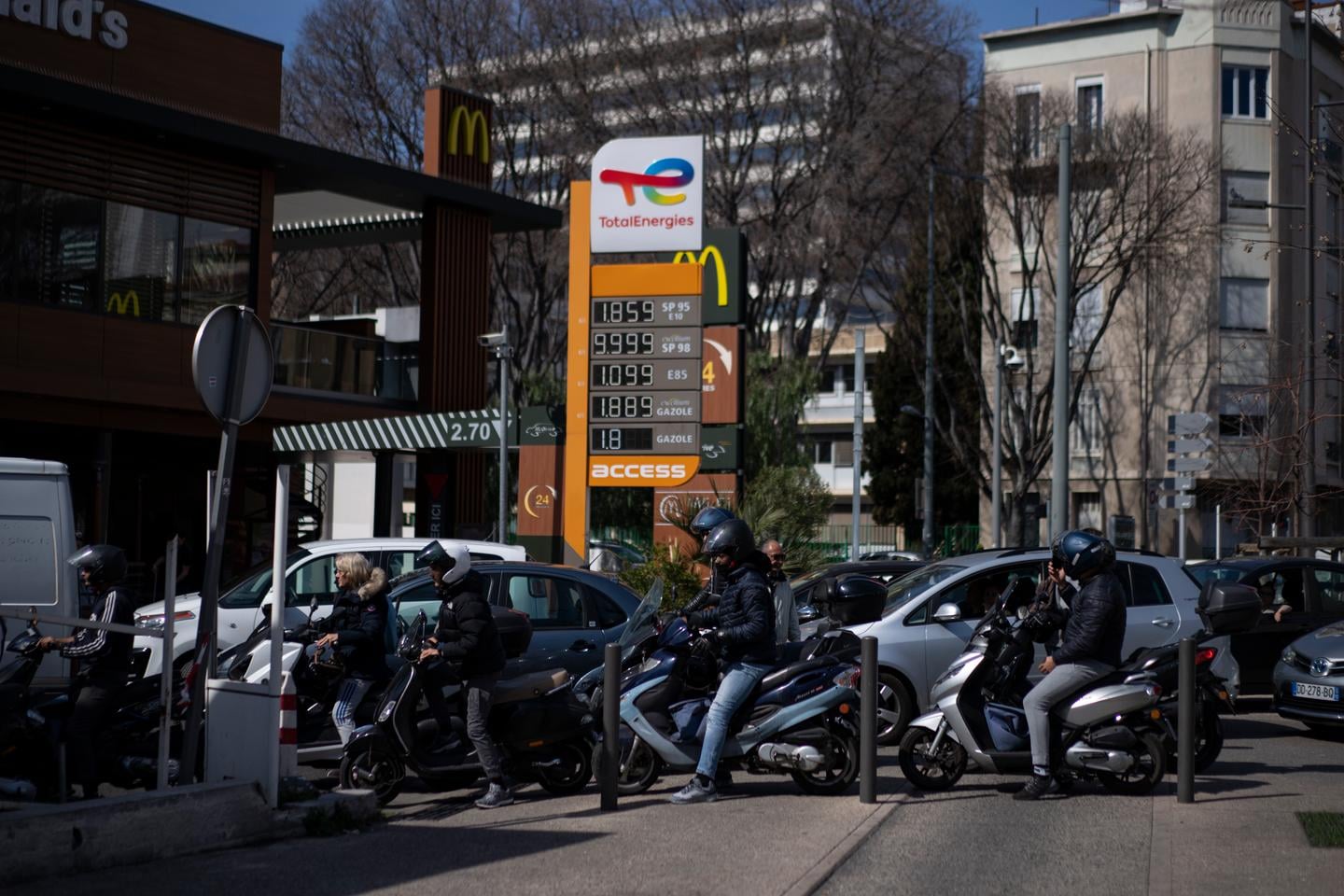 أسعار الوقود في فرنسا تسجل أدنى مستوياتها منذ سنوات وسط تراجع أسعار النفط