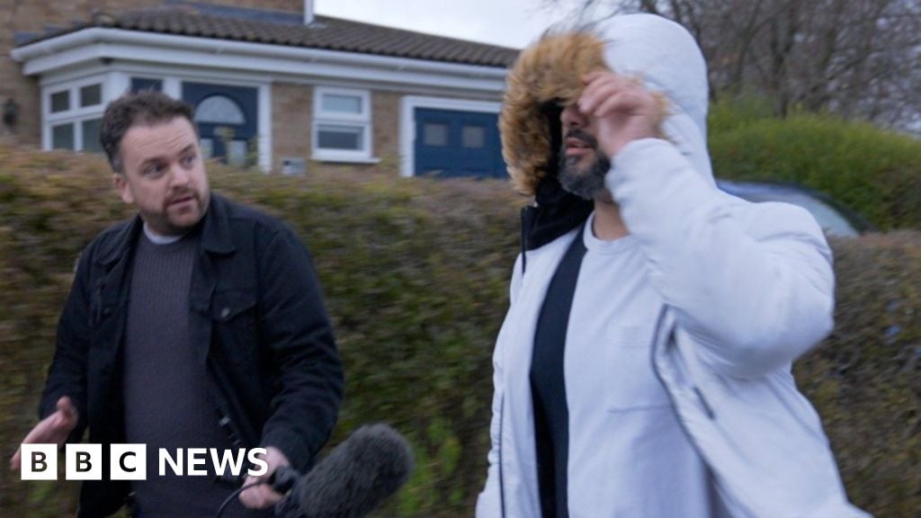 تحقيق يكشف عن بيع مدربي القيادة لبيانات تسجيل الدخول لتجار السوق السوداء في بريطانيا