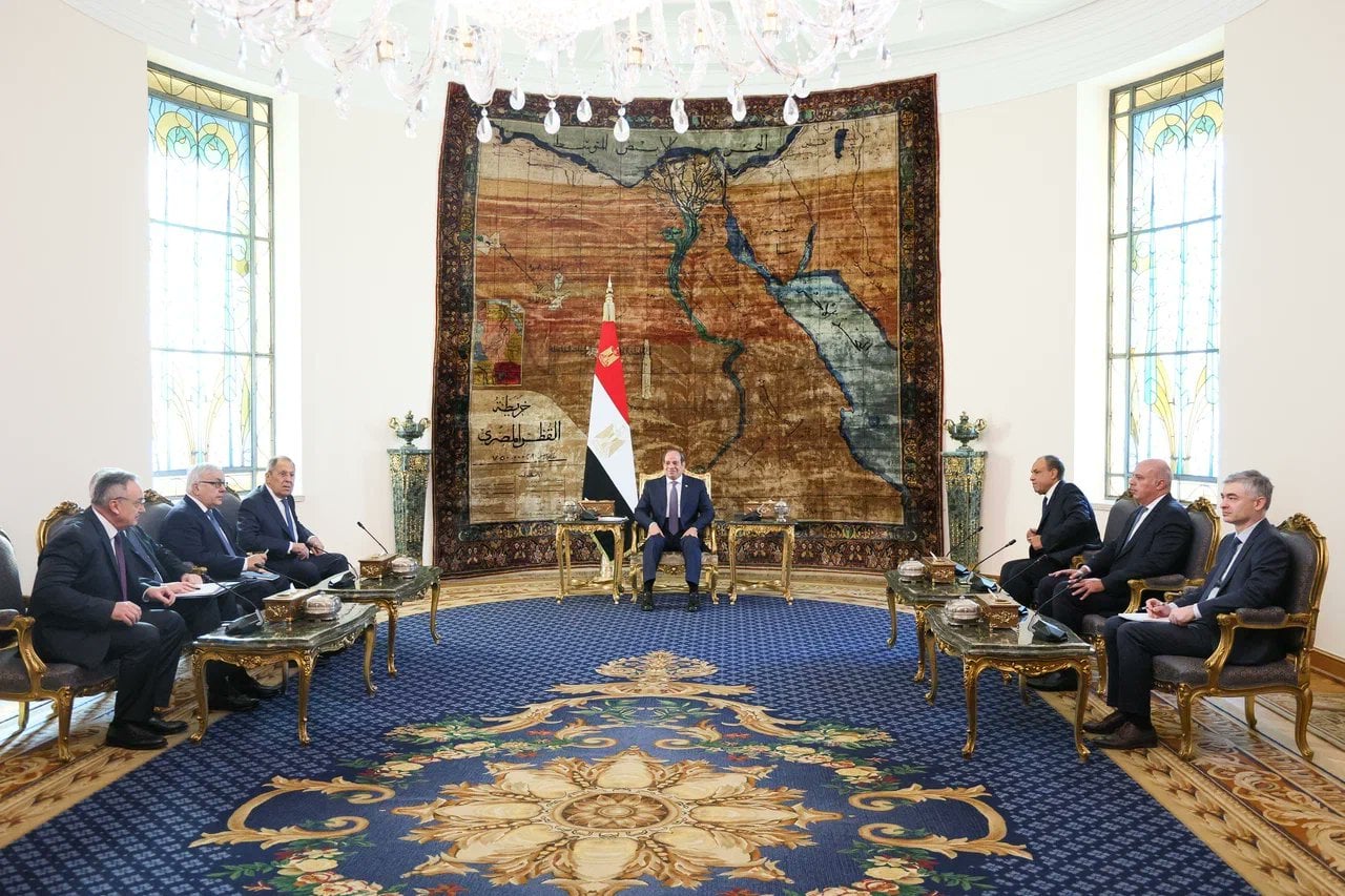 الرئيس السيسي ولافروف يبحثان تعزيز العلاقات الثنائية وقضايا إقليمية ودولية ملحة
