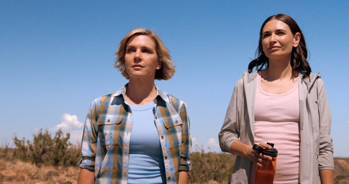 نهاية الموسم الأول من Pluribus: بداية جديدة وتغيرات مفاجئة في الدراما الخيالية