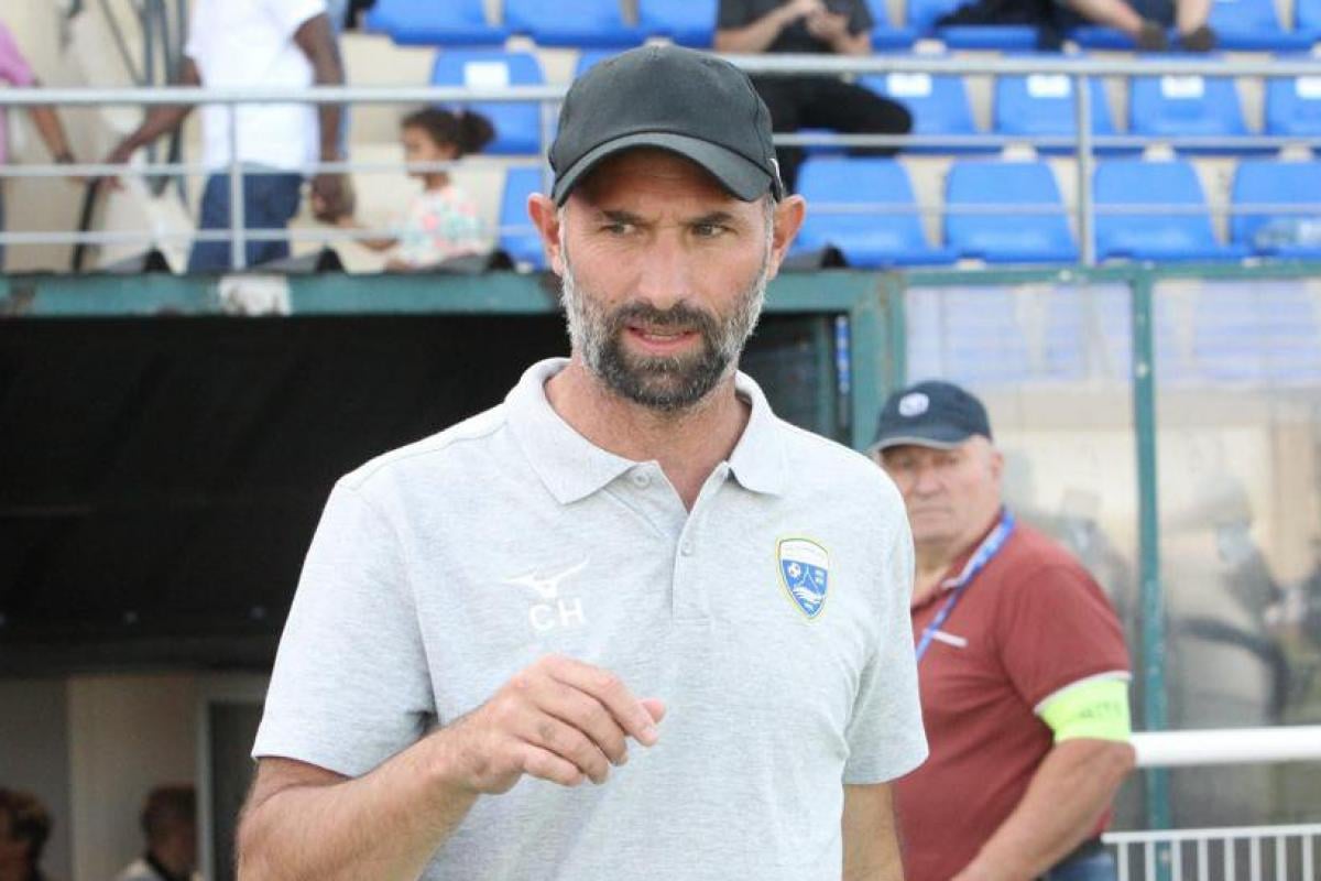 مدرب أفرانش يتحدث عن العودة العاطفية وفلسفته الكروية بعد ثلاث سنوات في بلوا