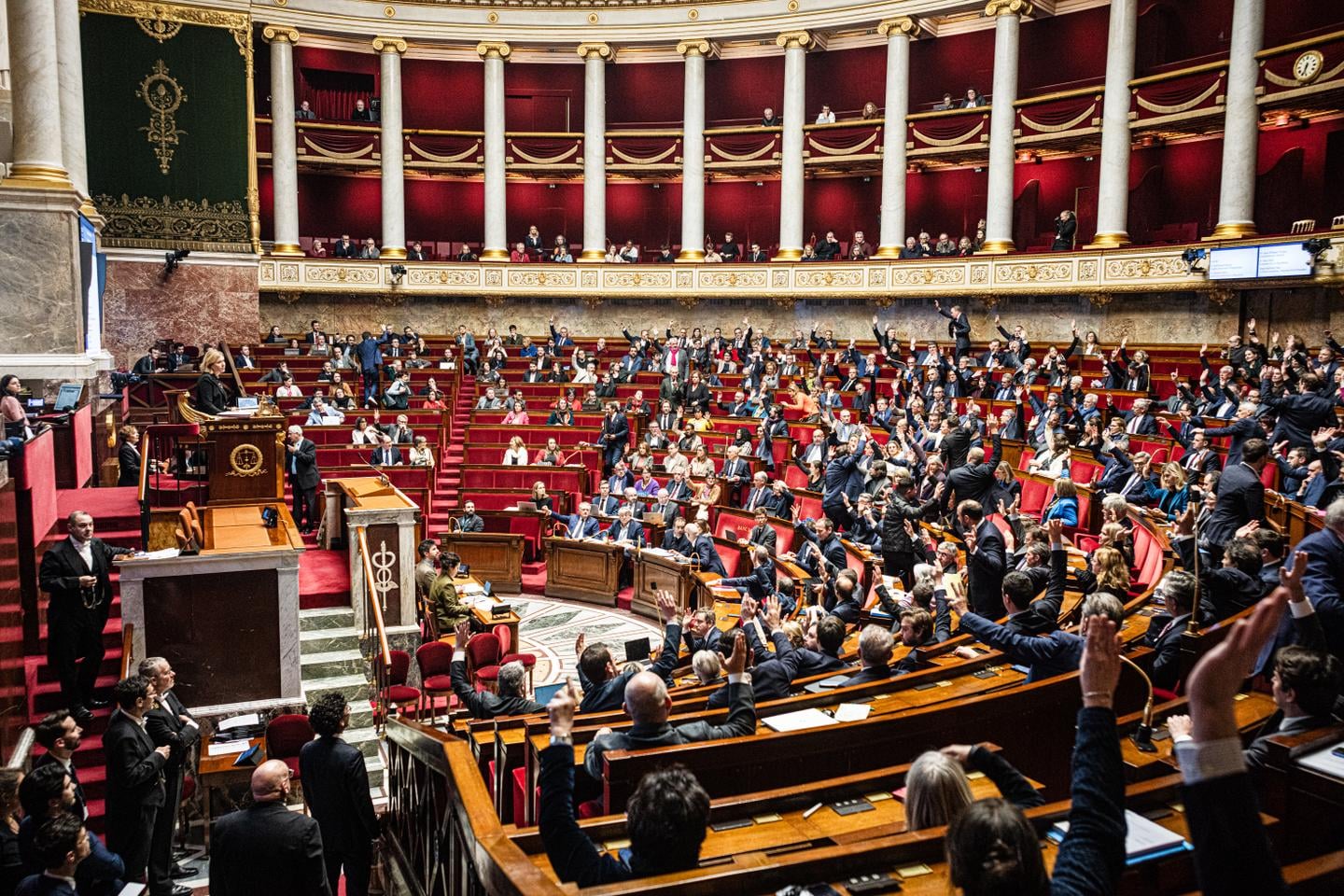 تأجيل مناقشات الميزانية الفرنسية: ليكورنو يبحث عن تسوية وسط أزمة سياسية