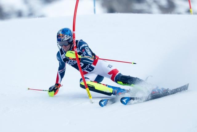 كليمان نويل يواجه صعوبات في الجولة الأولى من سباق التعرج بكأس العالم في وينجن