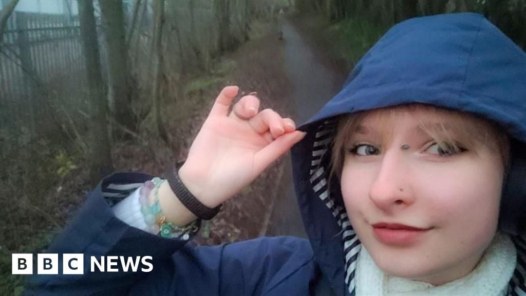 الطلاب المتنقلون: تحديات العيش في المنزل وتكاليف الدراسة الجامعية المتزايدة