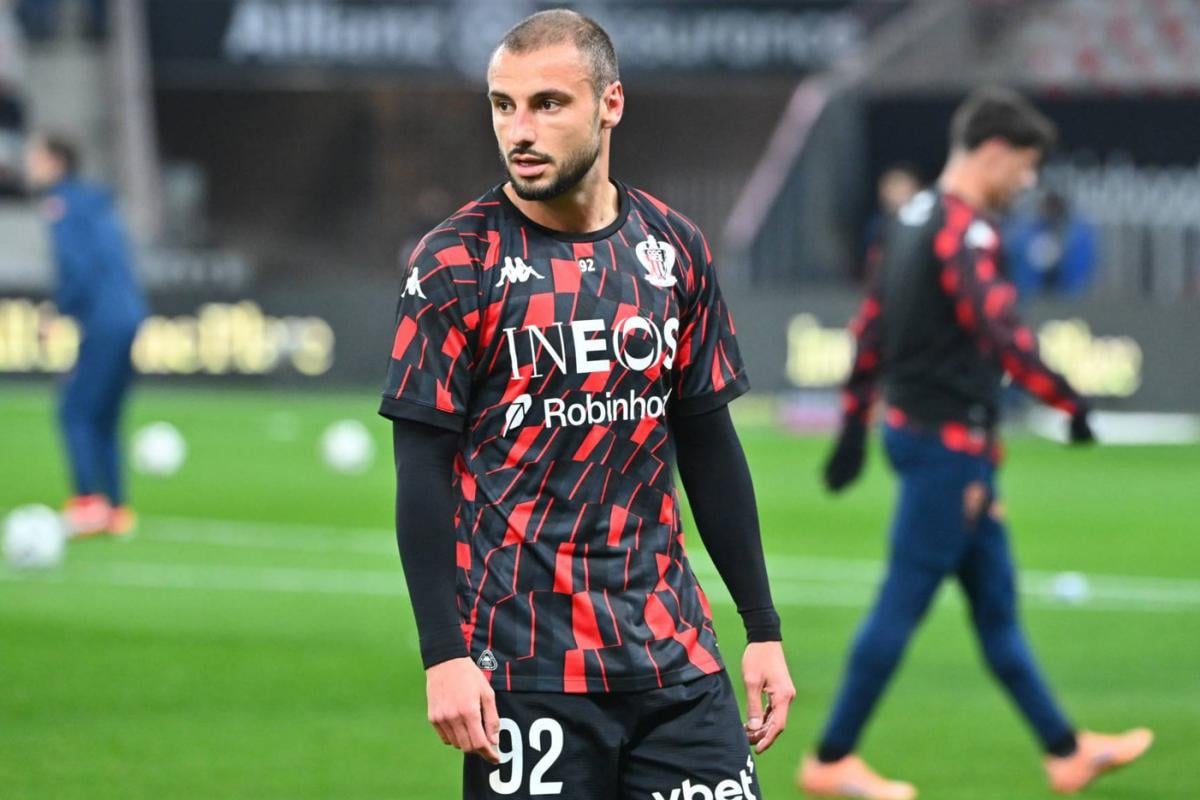 لاعب نيس يكشف تفاصيل تمديد عقده، صدمة سوق الانتقالات، ورحيل المدرب هايز