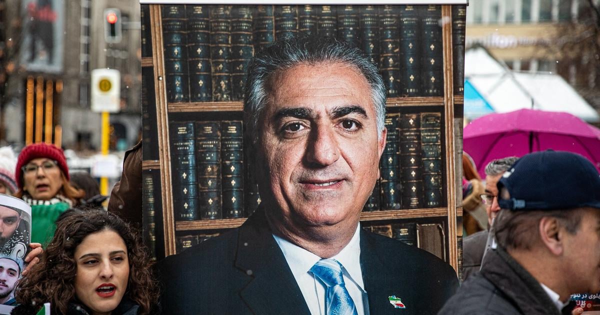 رضا بهلوي: ولي العهد المنفي يبرز كوجه للثورة الإيرانية بين الأمل والريبة