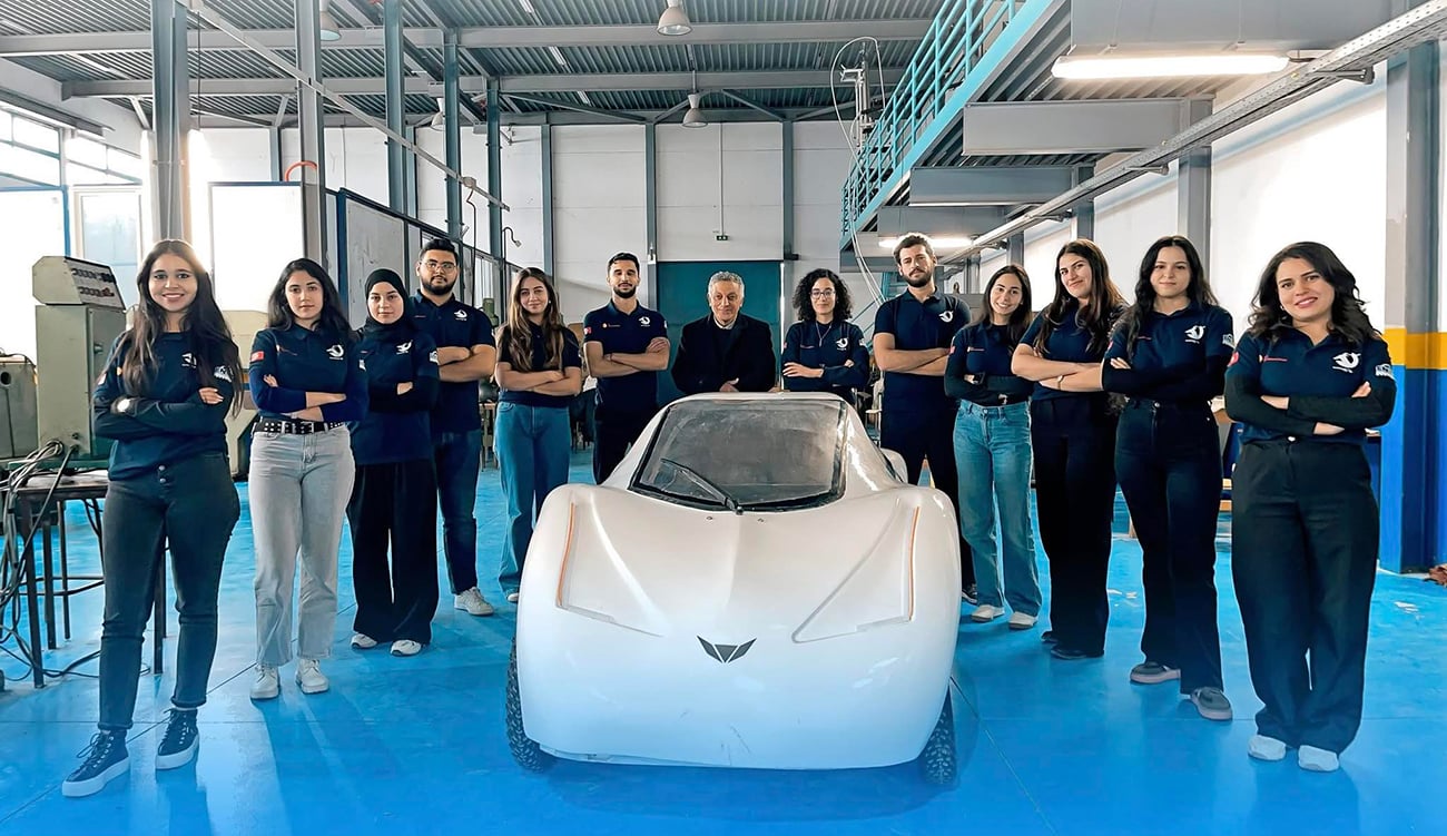 طلاب مهندسون بالمنستير يبتكرون سيارة كهربائية تونسية بالكامل بتقنيات متقدمة