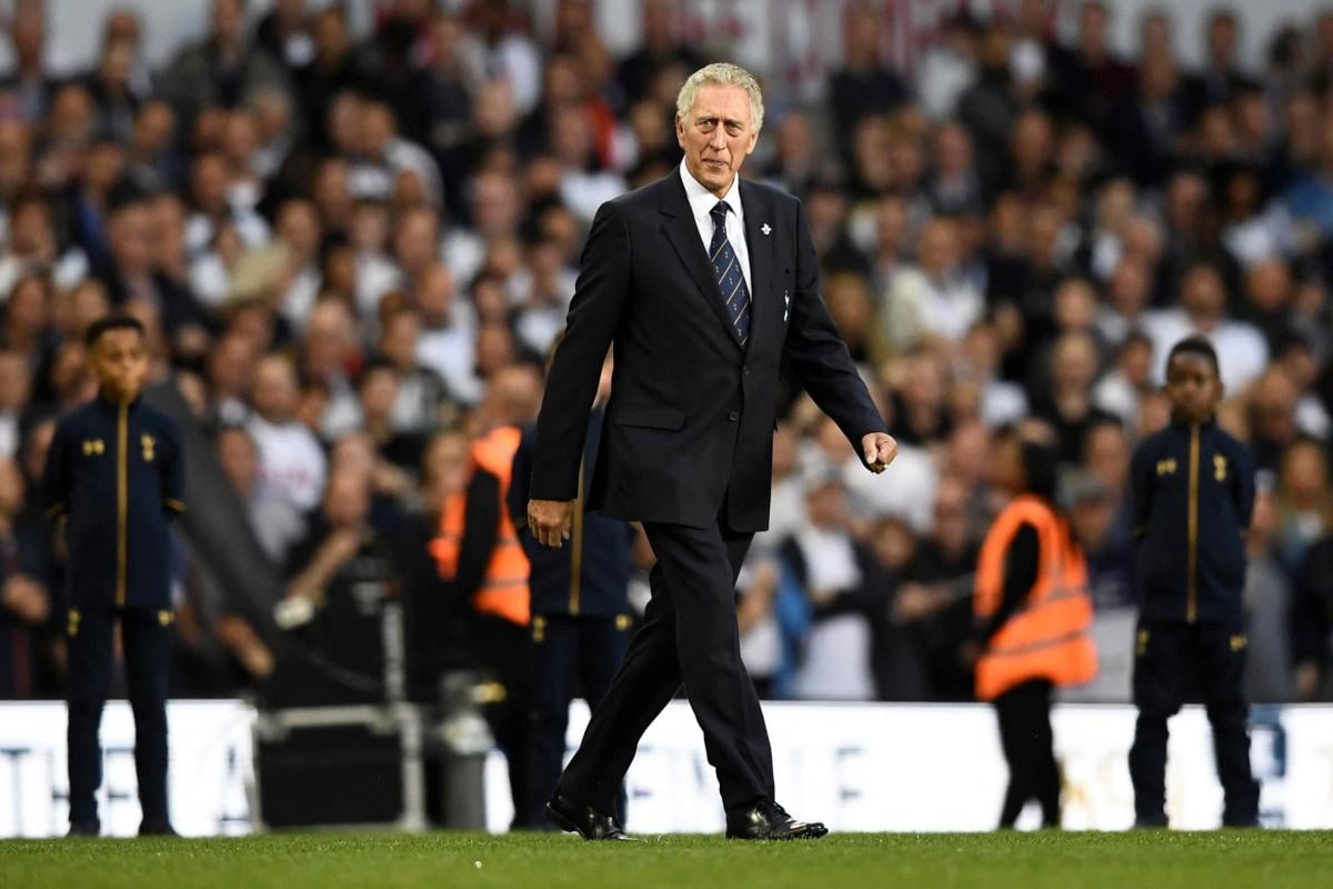 توتنهام ينعى أسطورته مارتن تشيفرز عن عمر يناهز 80 عامًا