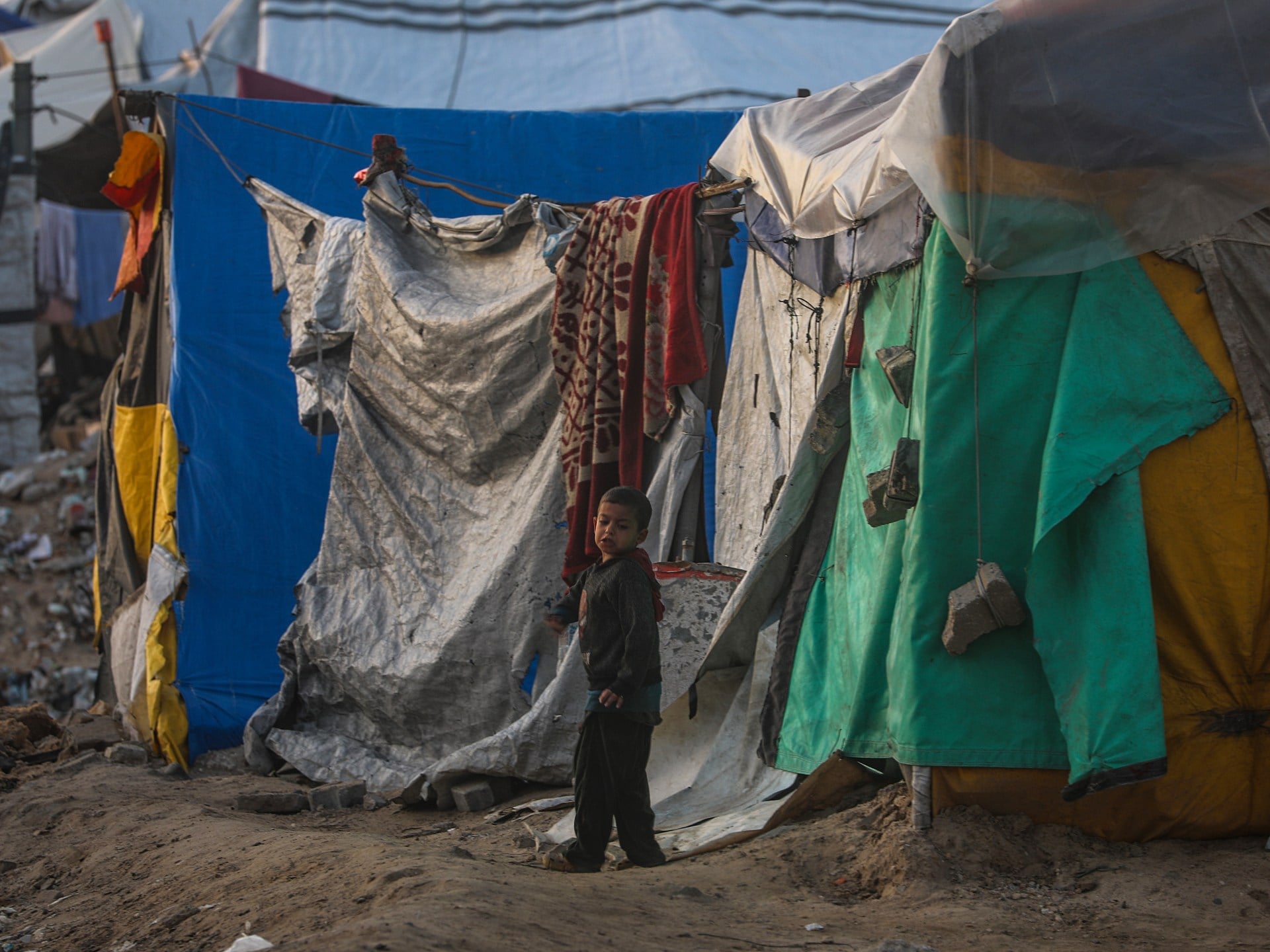 أطباء بلا حدود تحذر: إسرائيل تمنع وصول المأوى والمساعدات الأساسية لغزة وسط الشتاء القارس