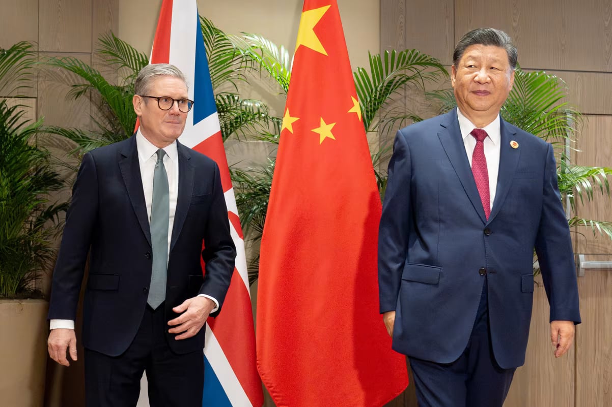 بريطانيا والصين: توازن دقيق بين الأمن والمصالح الاقتصادية في ظل زيارة ستارمر