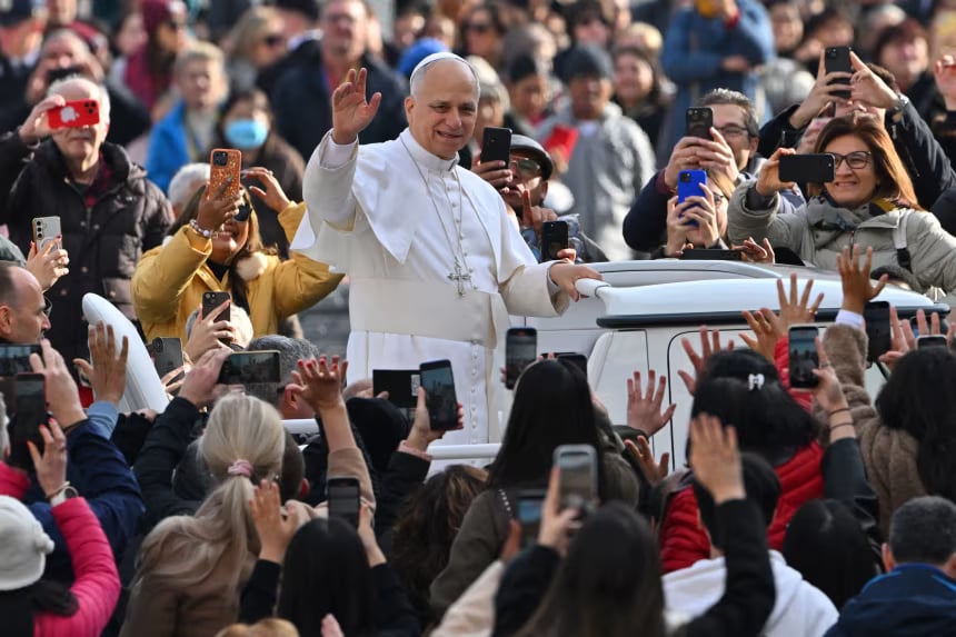 البابا ليو الرابع عشر يحذر من روبوتات الدردشة