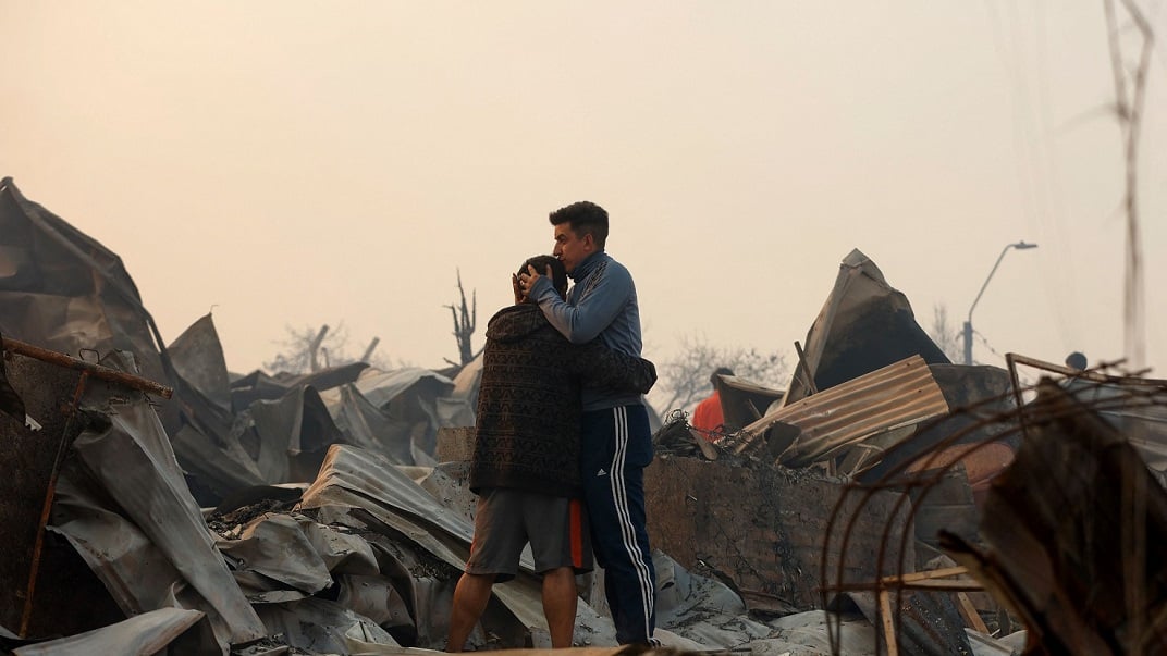 حرائق غابات تشيلي تودي بحياة 19 شخصًا وتدمر مئات المنازل وسط ظروف جوية قاسية