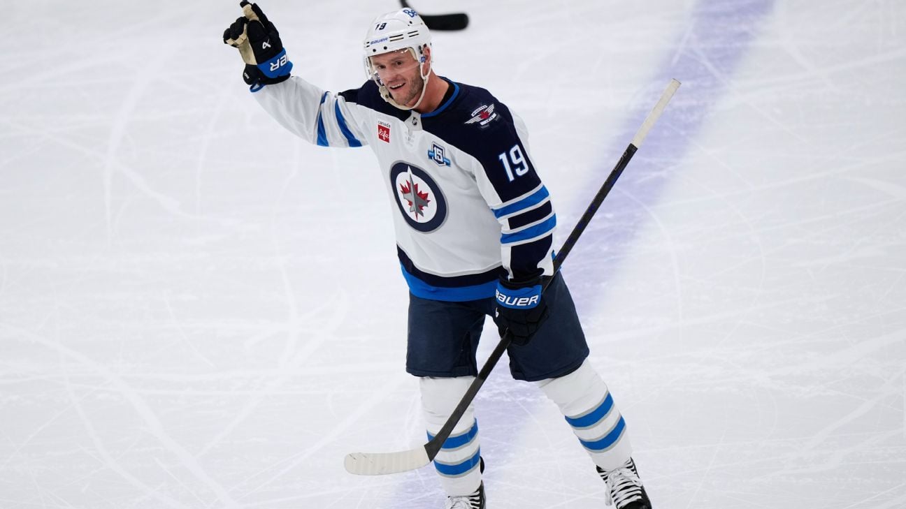 جوناثان تووز يعود إلى شيكاغو وسط استقبال حافل من جماهير بلاكهوكس