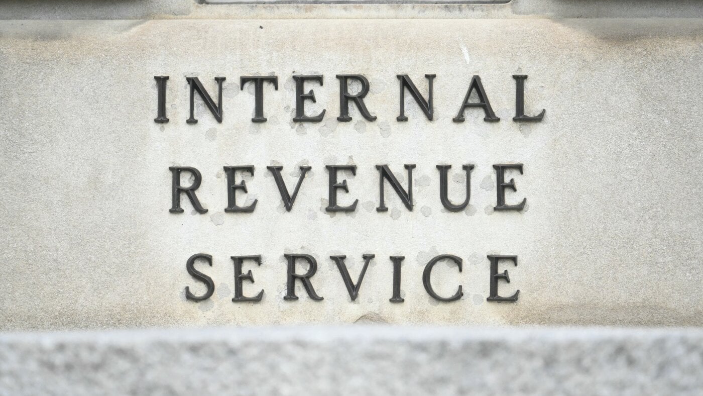 مقاول بوز ألن يقر بالذنب في تسريب سجلات ضريبية سرية تكشف تهرب الأثرياء