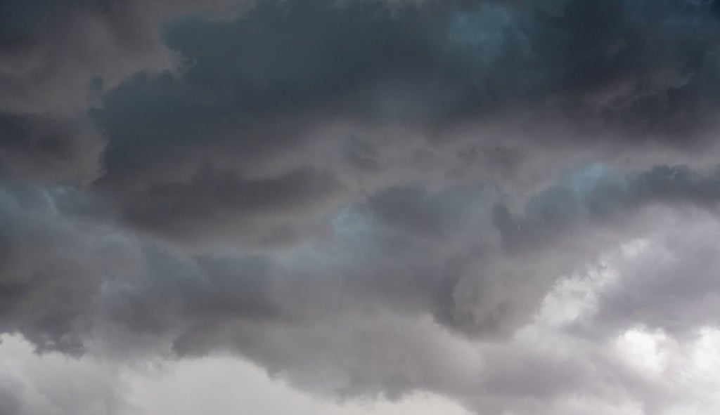 توقعات الطقس اليوم: أمطار رعدية، رياح عاتية، وبحر مضطرب