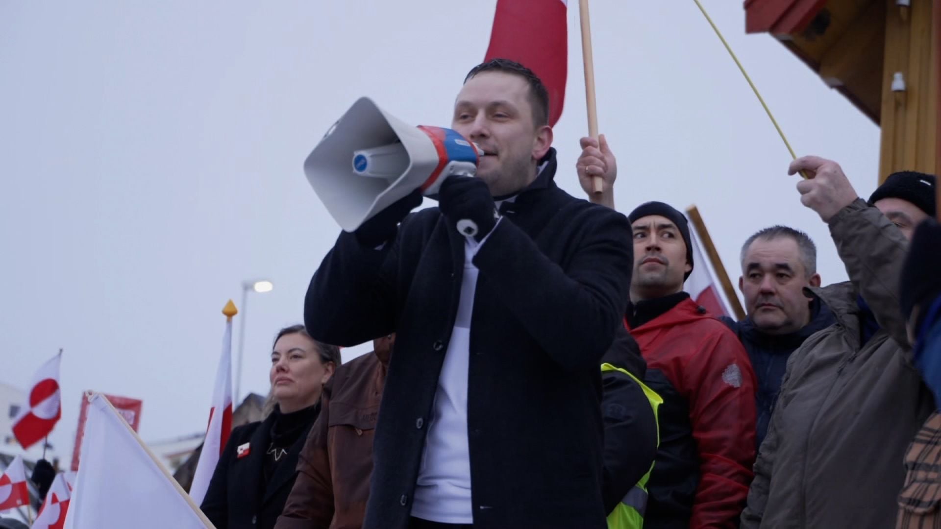 الرئيس ترامب يهدد بفرض رسوم جمركية على أوروبا لتأمين صفقة شراء جرينلاند