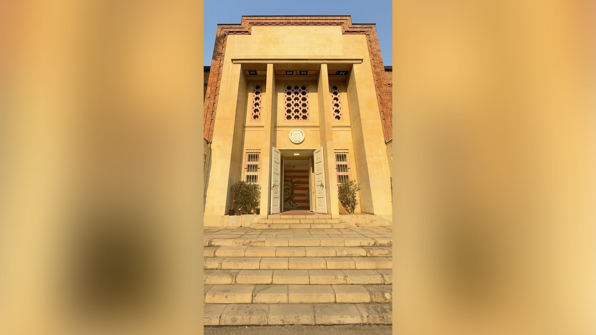 علي هاشم من الجزيرة يستكشف السفارة الأمريكية السابقة في طهران وموقع تحول العلاقات الإيرانية الأمريكية