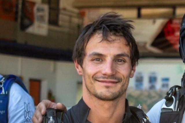 وفاة بطل العالم الفرنسي في القفز بالمظلات بيير وولنيك عن 37 عاماً في حادث مأساوي