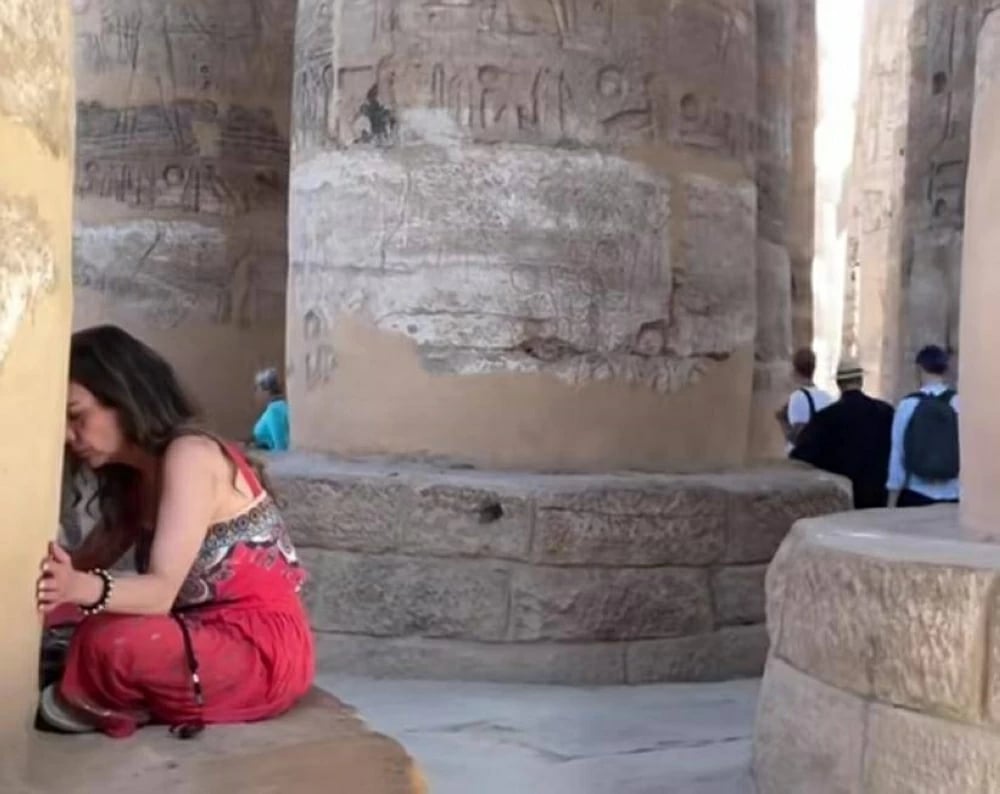 مرشد سياحي يرصد طقوسًا غريبة للسياح في المعابد المصرية واعتقادهم بـ
