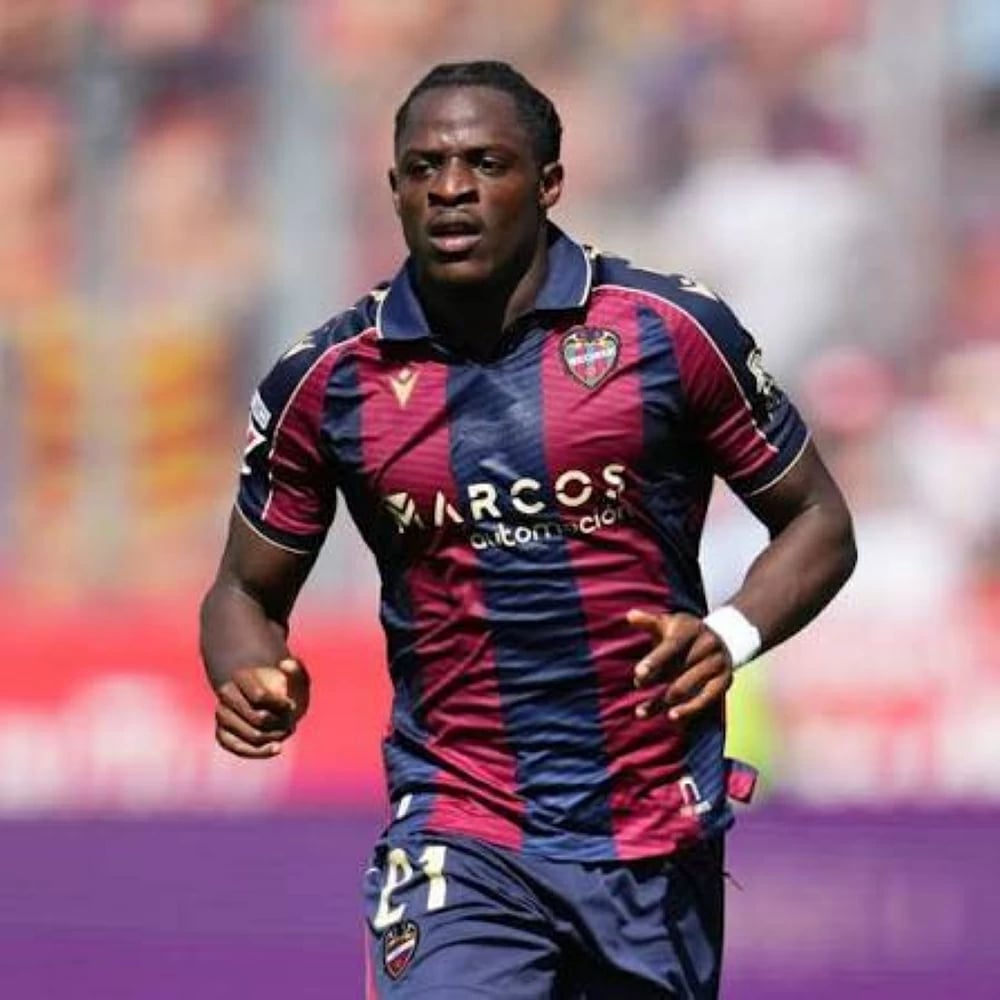 النجم الكاميروني إيتا إيونج يتمسك بحلم الانتقال إلى برشلونة