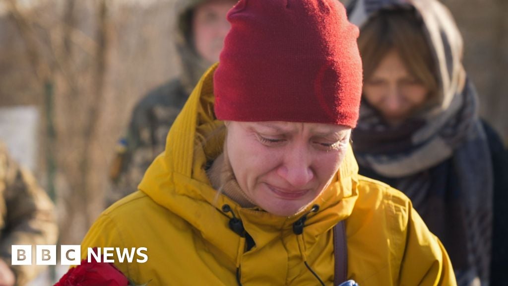 زوجة أوكرانية تعيد دفن زوجها الشهيد في كييف خوفًا من تقدم القوات الروسية