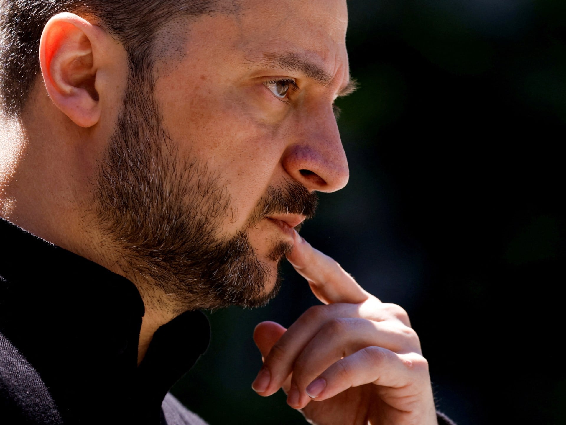 تحولات شعبية زيلينسكي: من بطل مكافحة الفساد إلى رئيس زمن الحرب وتحديات الحكم