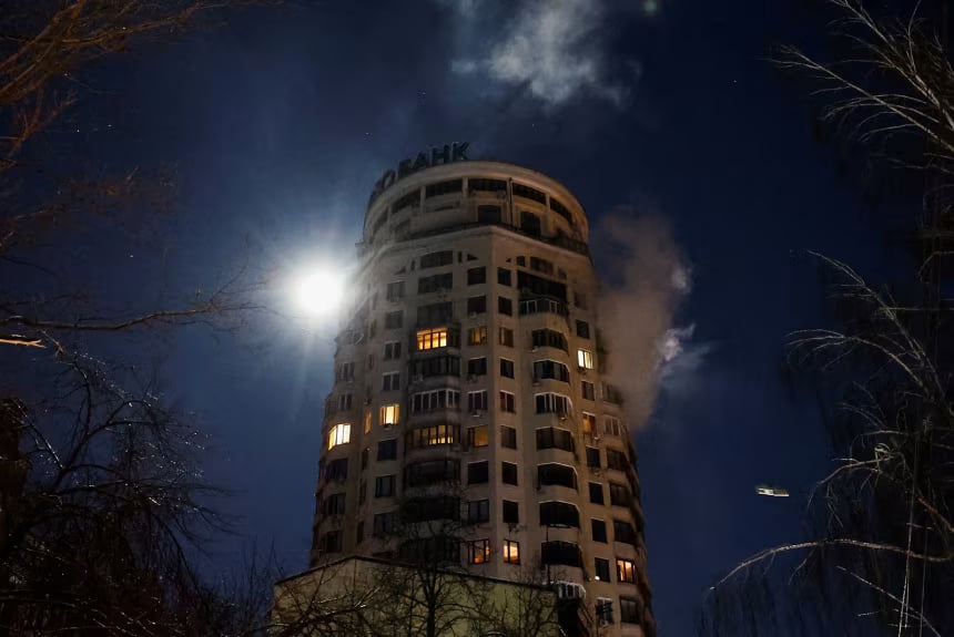 أكبر هجوم روسي على أوكرانيا هذا العام يقطع التدفئة عن عشرات الآلاف
