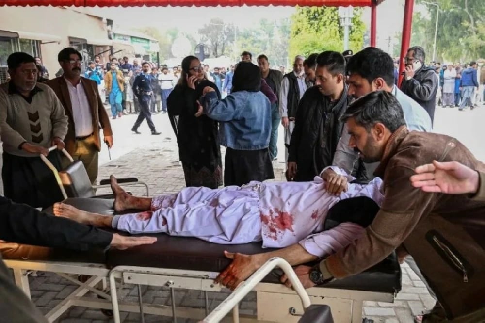 هجوم انتحاري يودي بحياة 31 شخصًا ويصيب 170 آخرين في مسجد بإسلام أباد