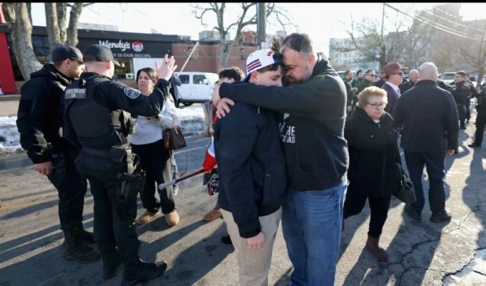 إطلاق نار مميت في مباراة هوكي بمدرسة ثانوية في رود آيلاند يسفر عن قتيلين وثلاثة جرحى