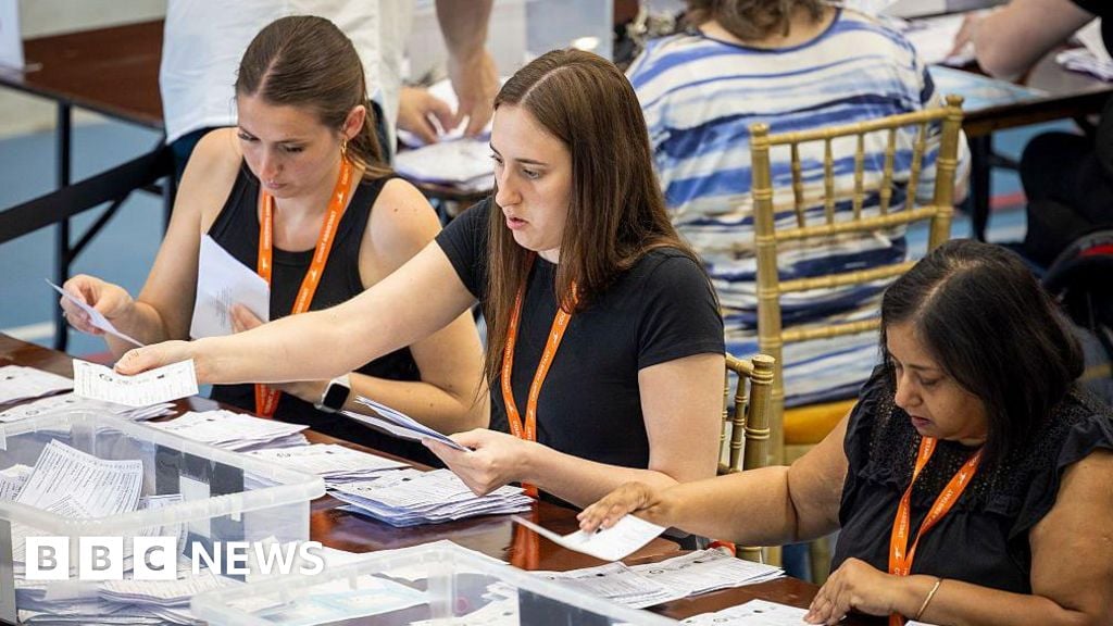 الحكومة البريطانية تتراجع عن تأجيل الانتخابات المحلية وتواجه تحديات إدارية