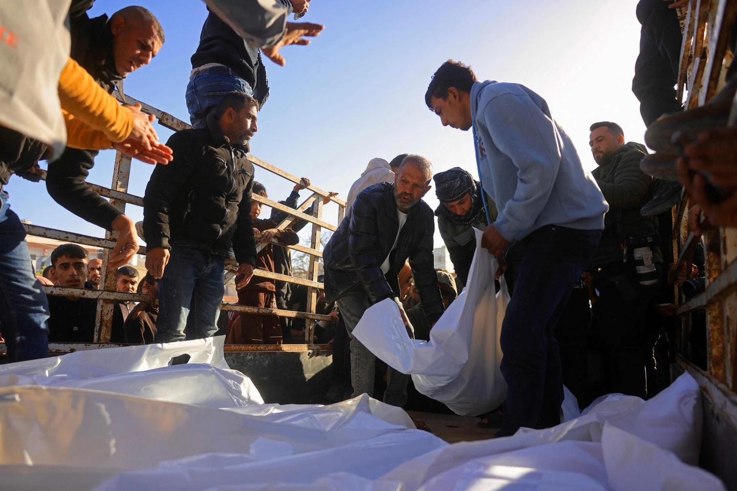 غارات إسرائيلية دامية في غزة تودي بحياة 32 شخصًا عشية فتح معبر رفح