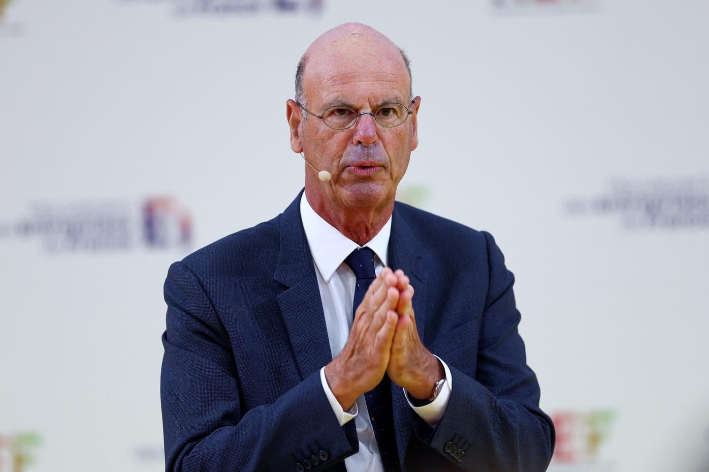 إريك لومبارد يكشف: 50 ألف أسرة ثرية فرنسية تتجنب ضريبة الدخل