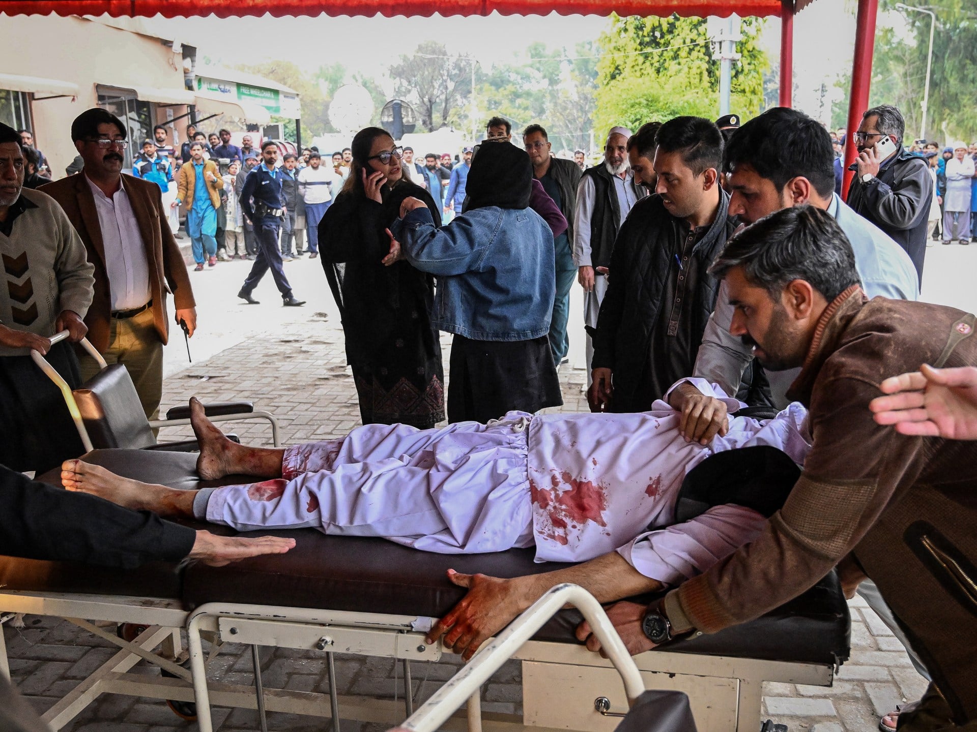 هجوم انتحاري يستهدف مسجداً شيعياً في إسلام أباد ويخلف عشرات القتلى والجرحى