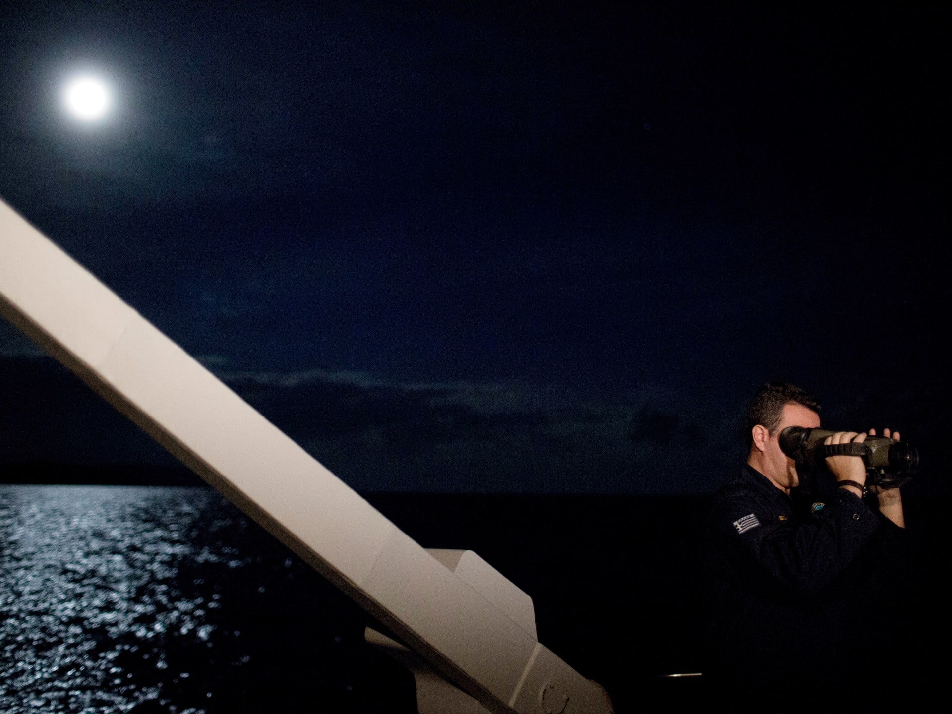 تصادم قارب مهاجرين بسفينة خفر السواحل اليوناني في بحر إيجه يسفر عن 14 قتيلاً