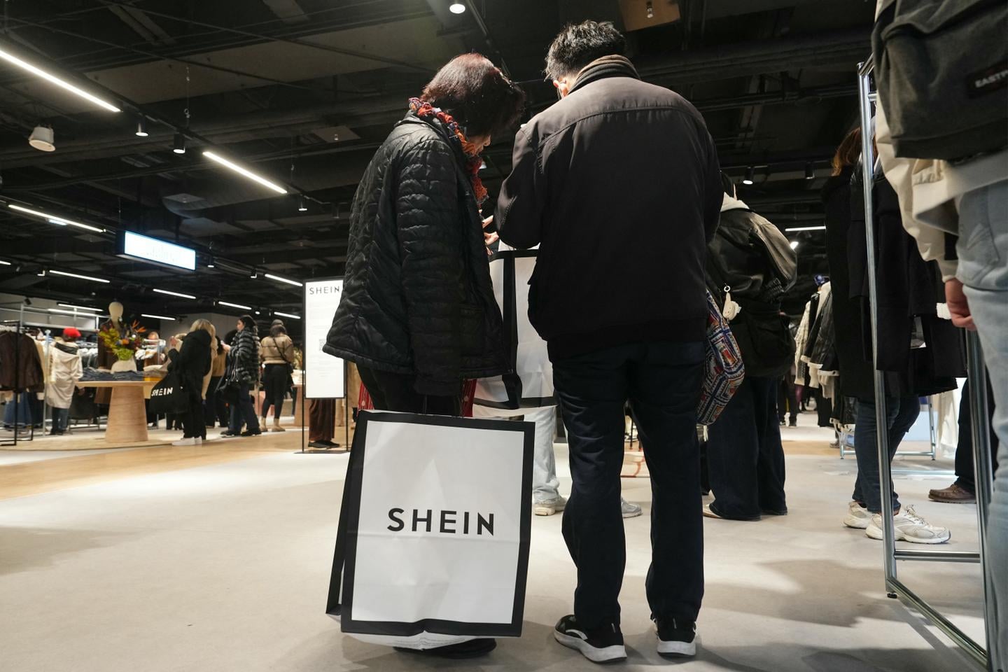 شين تفتتح متاجر دائمة في متاجر BHV الفرنسية بعد جدل وتأجيل