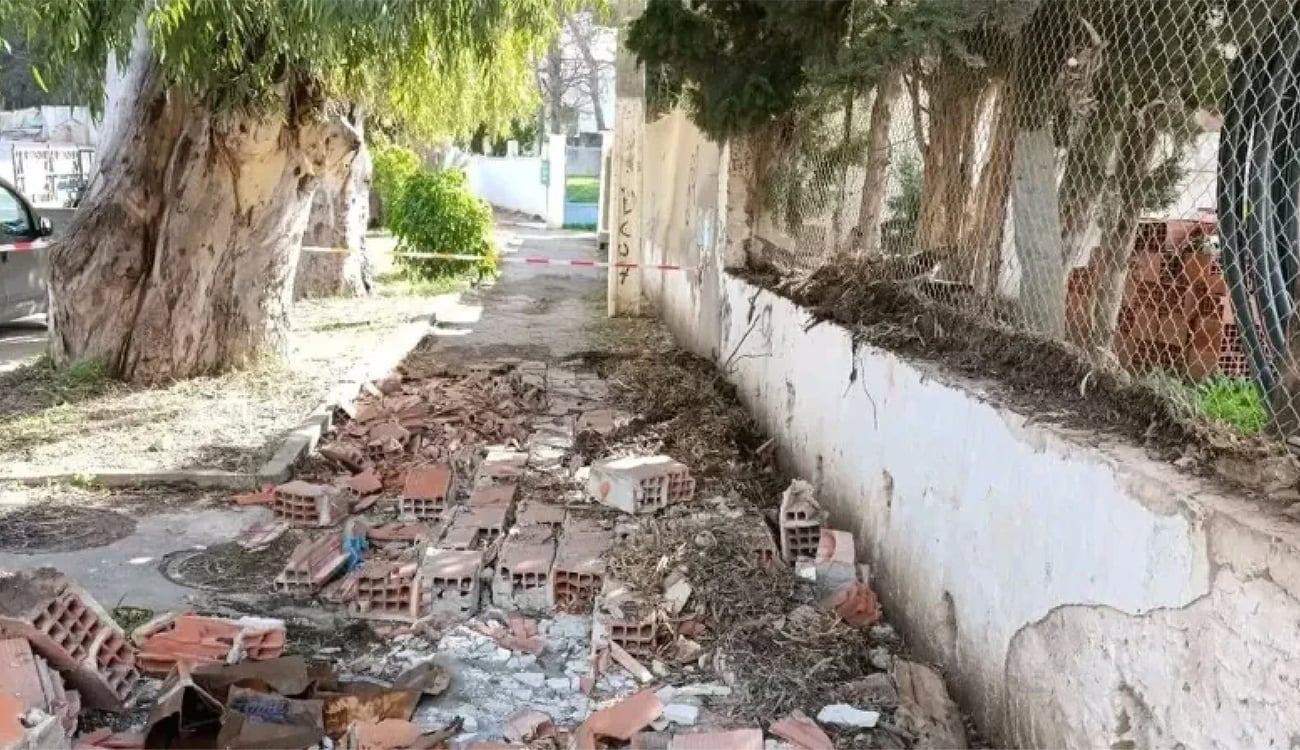 وفاة تلميذ بسبب انهيار جدار: إهمال البنية التحتية المتهالكة يثير غضبًا شعبيًا