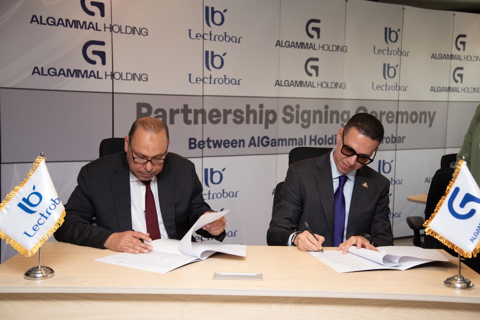 الجمال القابضة وليكتروبار توقعان شراكة استراتيجية لتعزيز حلول توزيع الطاقة الكهربائية المبتكرة