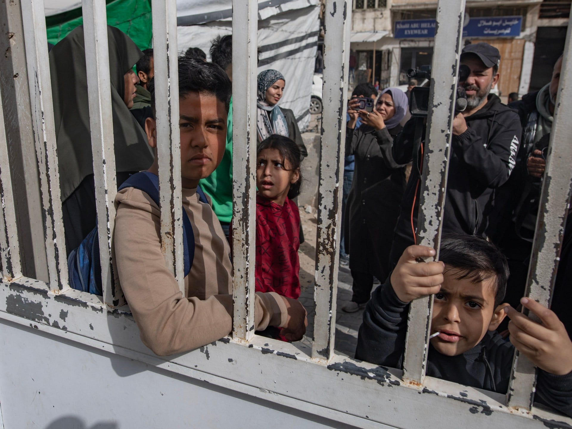 مقتل فلسطيني وإسرائيل تسمح لخمسة فقط بمغادرة غزة لتلقي العلاج وسط أزمة إنسانية