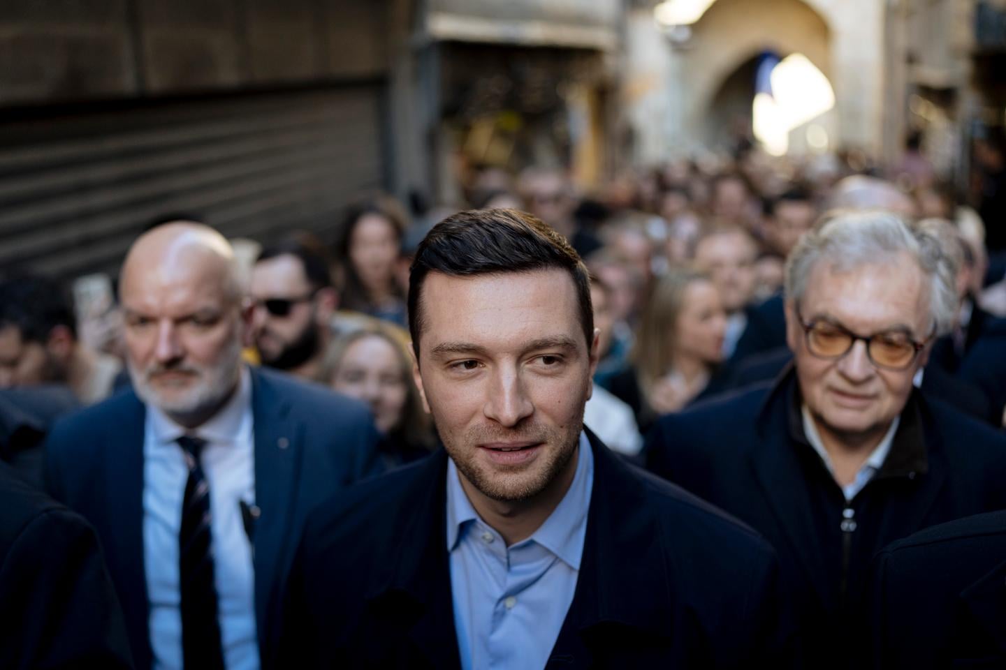 زيارة جوردان بارديلا الانتخابية: حشود متحمسة وتواصل محدود مع المؤيدين