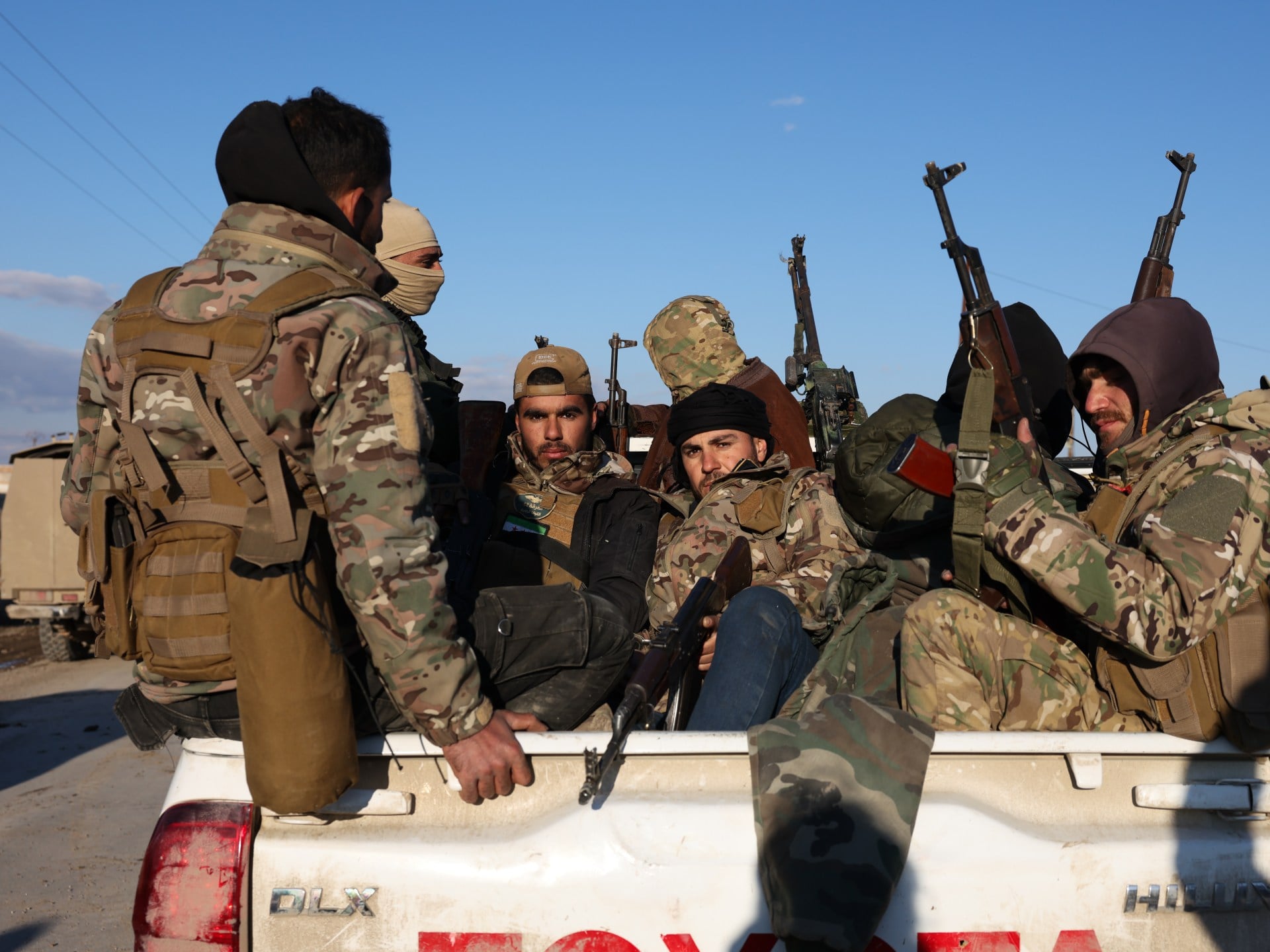 العراق يستقبل آلاف المعتقلين المرتبطين بتنظيم الدولة الإسلامية من سوريا بمساعدة أمريكية