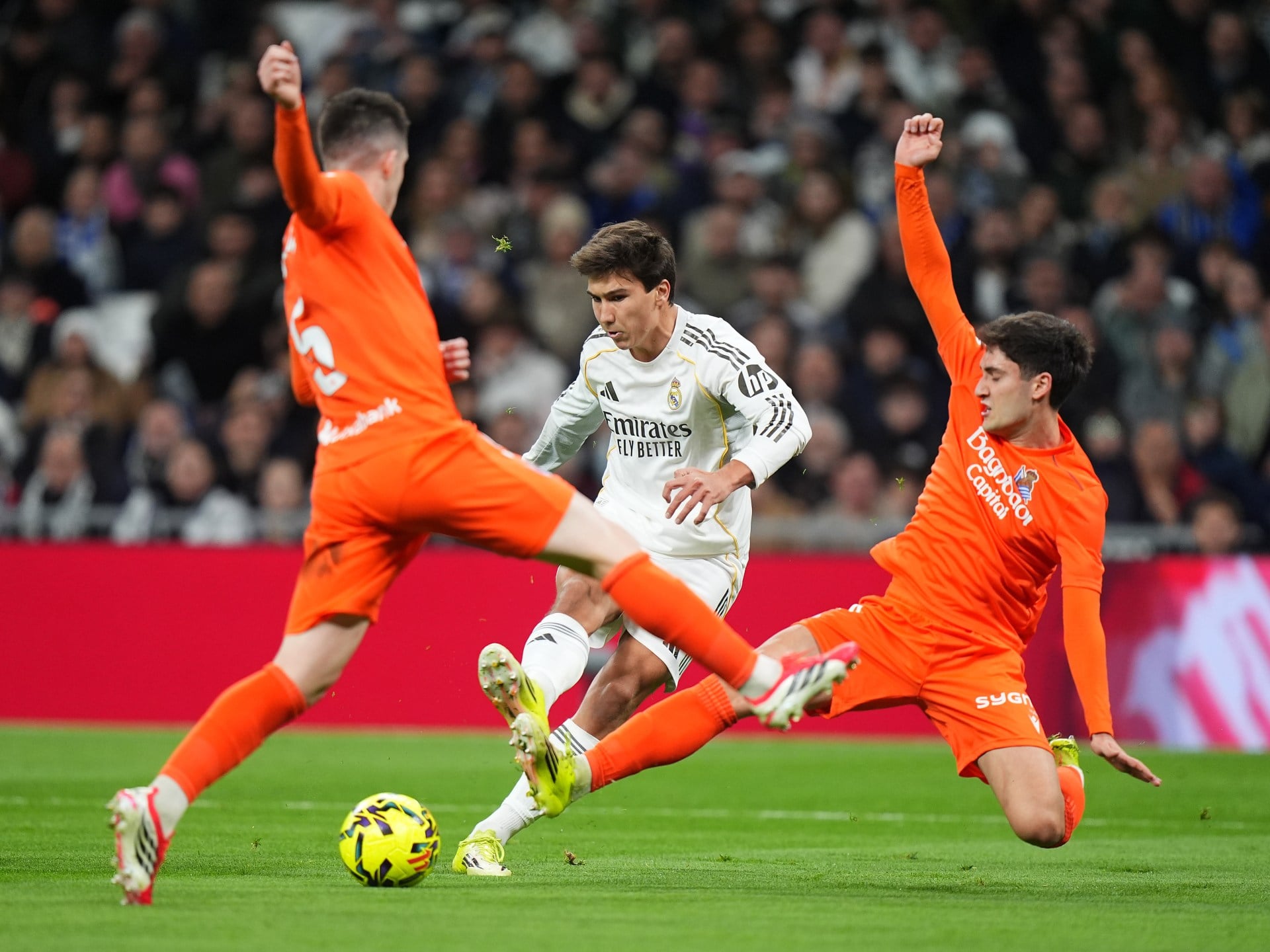 ريال مدريد يستضيف ريال سوسييداد في قمة الليغا: صراع على الصدارة المؤقتة