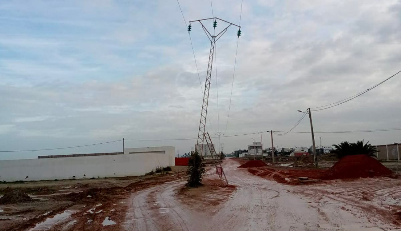 عمود كهرباء متهالك يثير قلق السكان في شاطئ رواد: دعوات لإصلاح عاجل