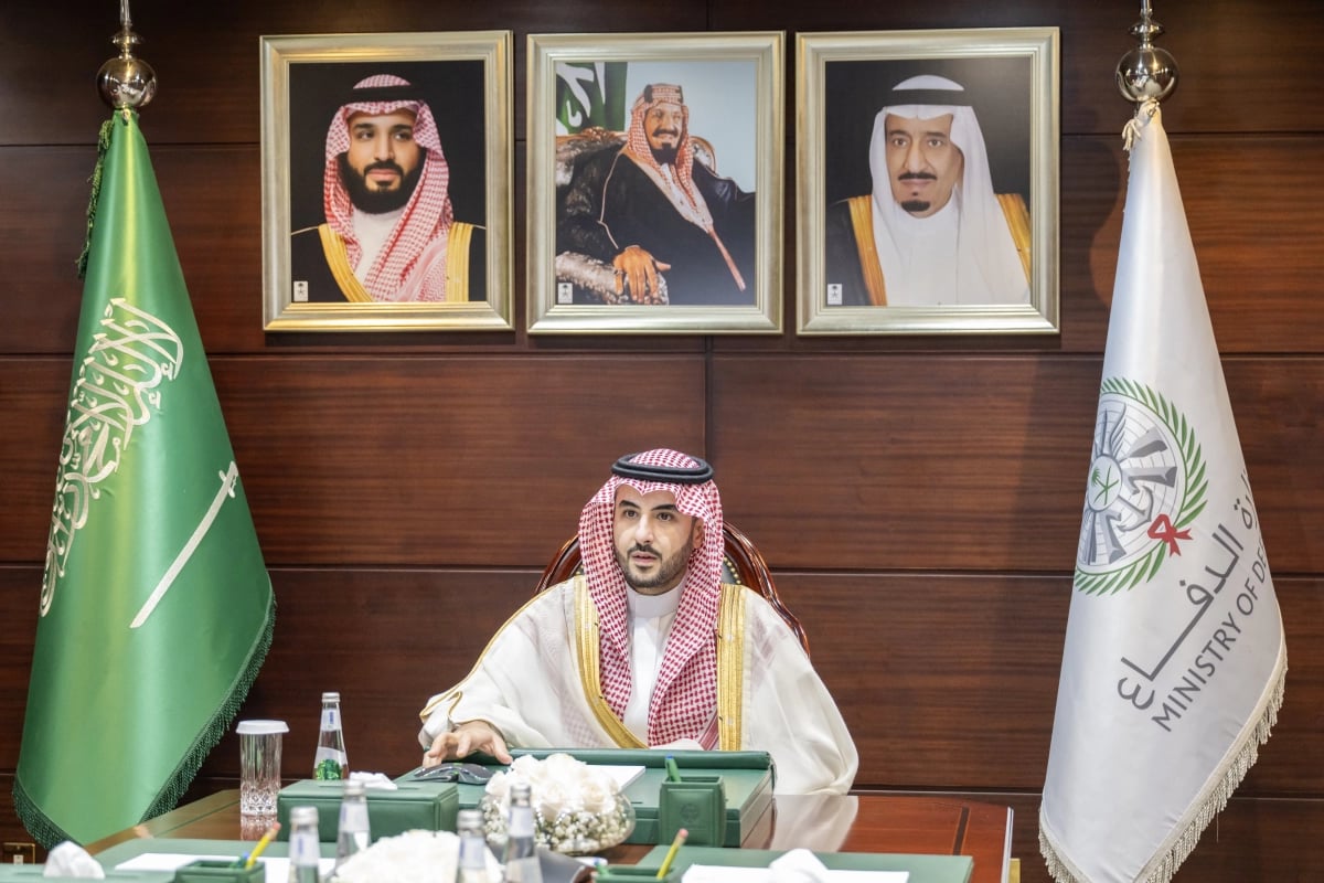 وزير الدفاع السعودي ينقل تقدير القيادة للقوات المسلحة لدورها البطولي في الدفاع عن الوطن ومواجهة العدوان الإيراني