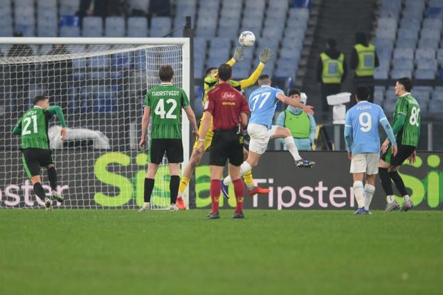 لاتسيو يهزم ساسولو بهدف ماروشيتش المتأخر ويقلص الفارق في الدوري الإيطالي