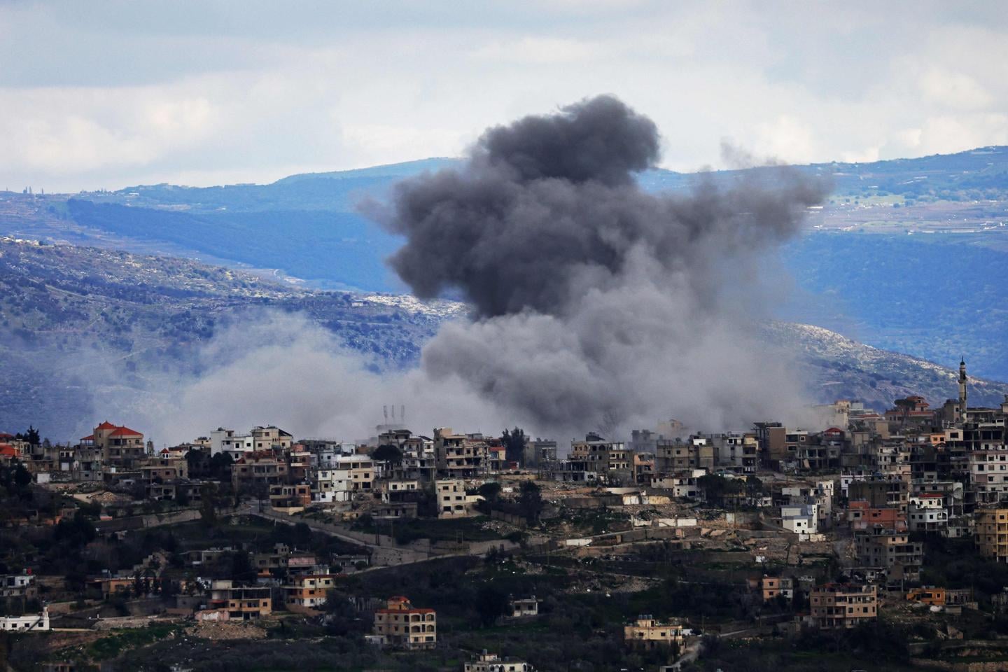تجدد الاشتباكات العنيفة بين الجيش الإسرائيلي وحزب الله في جنوب لبنان ومخاوف من تصعيد