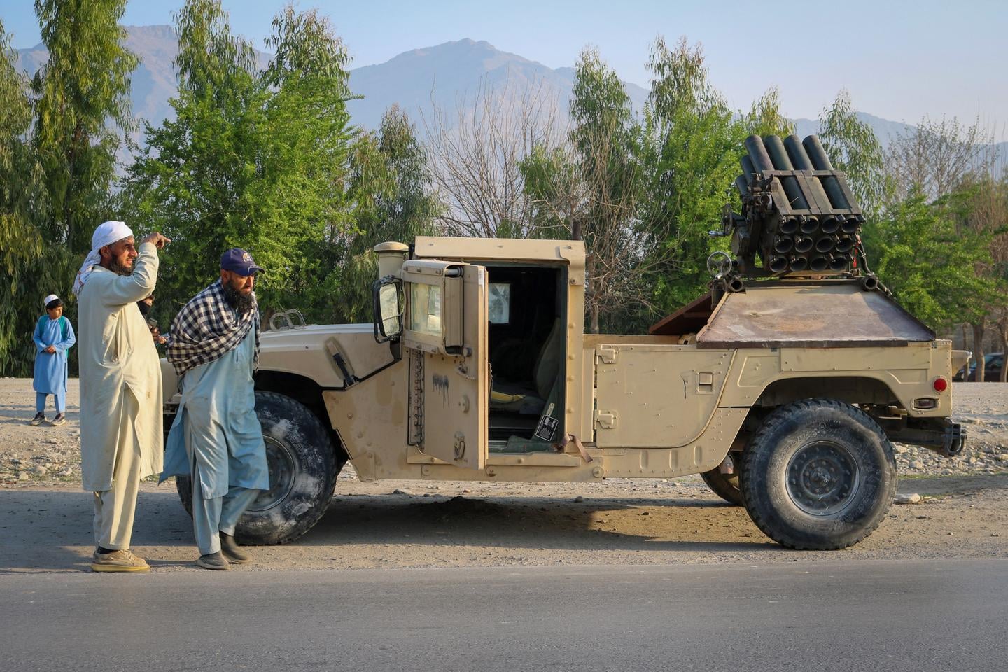تصاعد التوتر بين أفغانستان وباكستان: اشتباكات حدودية تتطور إلى حرب مفتوحة