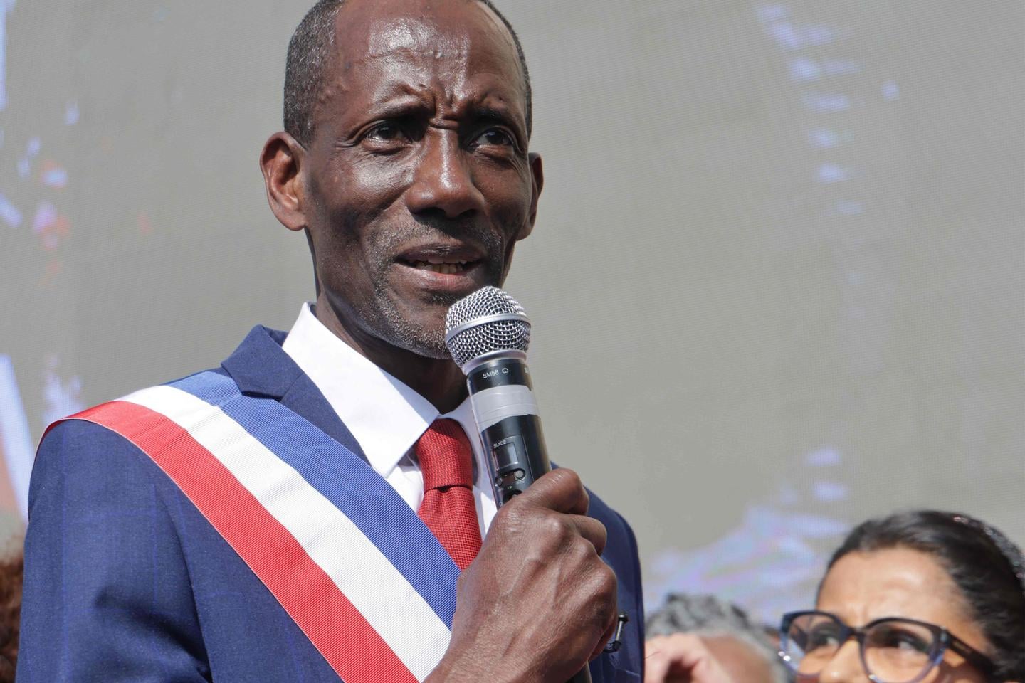 الهجمات العنصرية ضد عمدة سان دوني الجديد: كشف للنرجسية البيضاء وتحديات المساواة