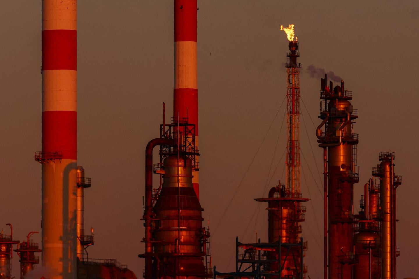 الحكومة الفرنسية تعلن عن تدابير لدعم القطاعات المتضررة من ارتفاع أسعار الوقود