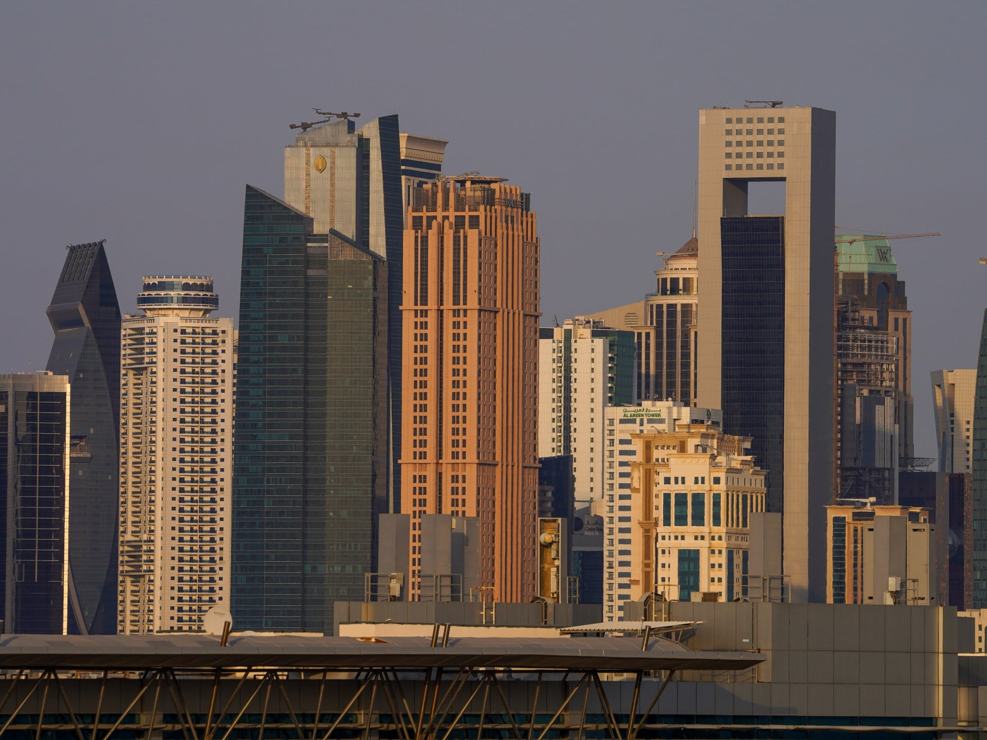 تصعيد إيراني في الخليج: هجمات صاروخية وطائرات مسيرة وسط تصاعد التوترات الإقليمية