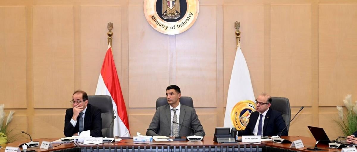 وزير الصناعة يناقش برنامج توطين صناعة السيارات مع وزيري الاستثمار والمالية